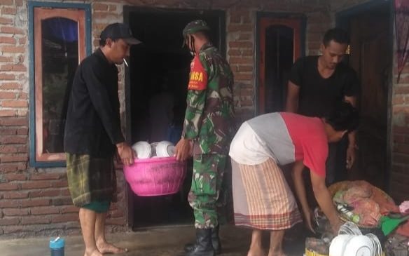 Banjir Timpa Warga Desa, Ini Yang Dilakukan Koramil Praya Timur