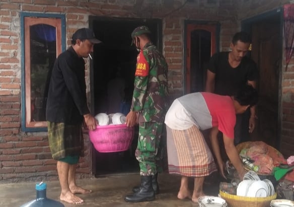 Banjir Timpa Warga Desa, Ini Yang Dilakukan Koramil Praya Timur