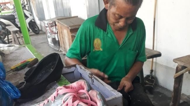 Dapat Bantuan Gerobak dari Pemkot Mataram, Tukang Sol Ini Merasa Bersyukur