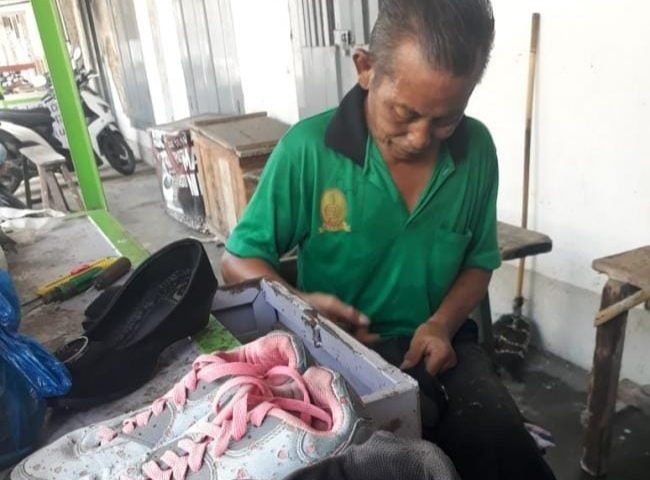 Dapat Bantuan Gerobak dari Pemkot Mataram, Tukang Sol Ini Merasa Bersyukur