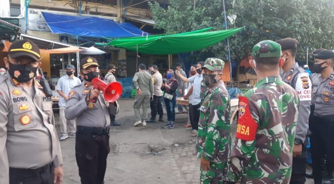 Polresta Mataram Kawal Pelaksanaan Swab Massal di Pasar Tradisional Kebon Roek