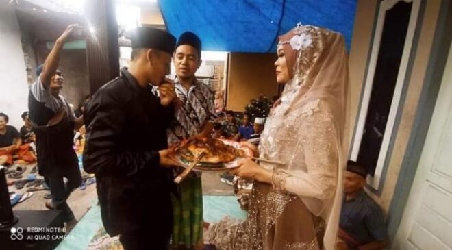 Viral, Sejoli di Lombok Timur Nikah dengan Maskawin Ayam Panggang